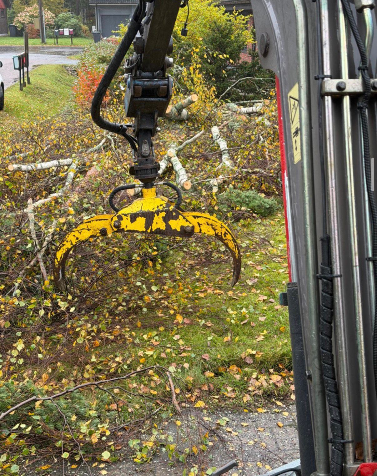 Kaadetun puun raivaus pois salaojitus urakan tieltä