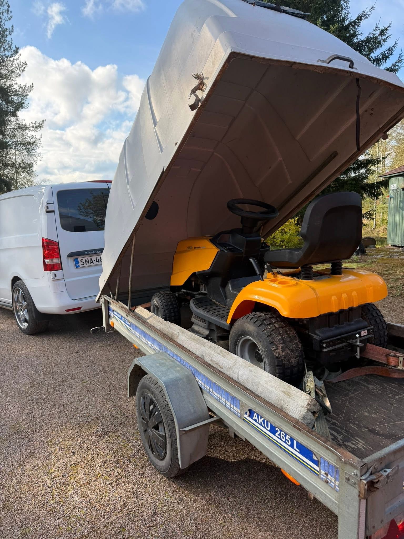 Pienkoneiden nouto huoltoon asiakkaan pihalta sekä palautus asiakkaalle huollettuna-korjattuna sekä pestynä jolla työntekoa taas onnistuu ongelmitta