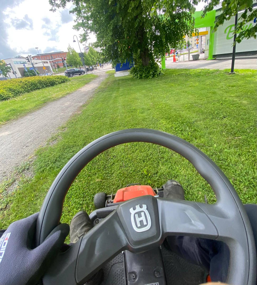 Ruohonleikkaukset asiakkaan kohteen tarpeiden mukaisella leikkurilla