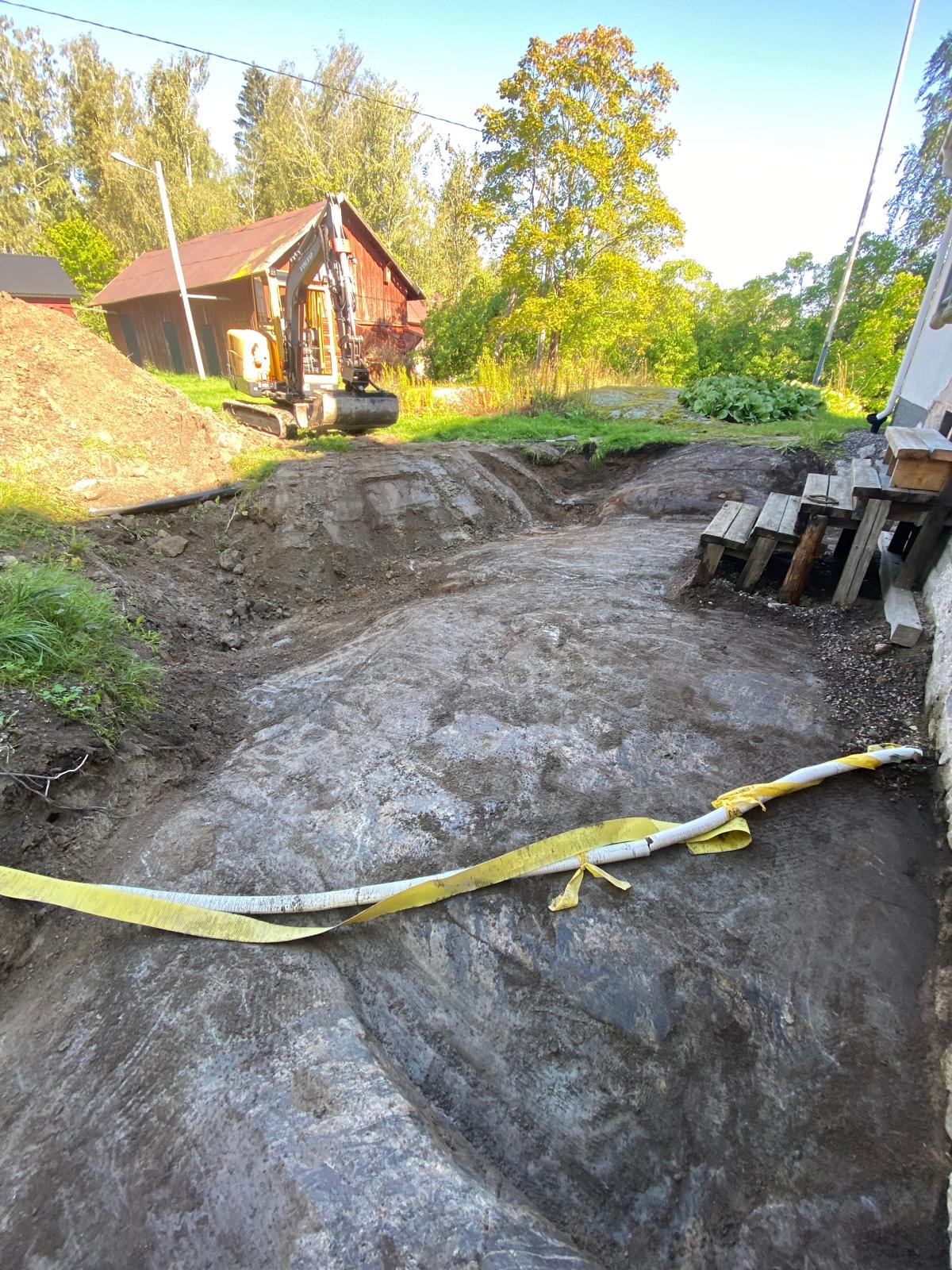 Vanhan kivitalon edustan kaivuu, ongelma oli veden kerääntyminen kivijalkaa johtuen kallion muodosta, vesi viettyy kalliota pitkin talon kivijalkaa eikä pääse pois, vanhat salaojat eivät toimineet. Tähän ei tehty uutta salaojitusta, työmaa jäi odottamaan uutta ja parempaa ratkaisua vedesta eroon pääsemiseksi