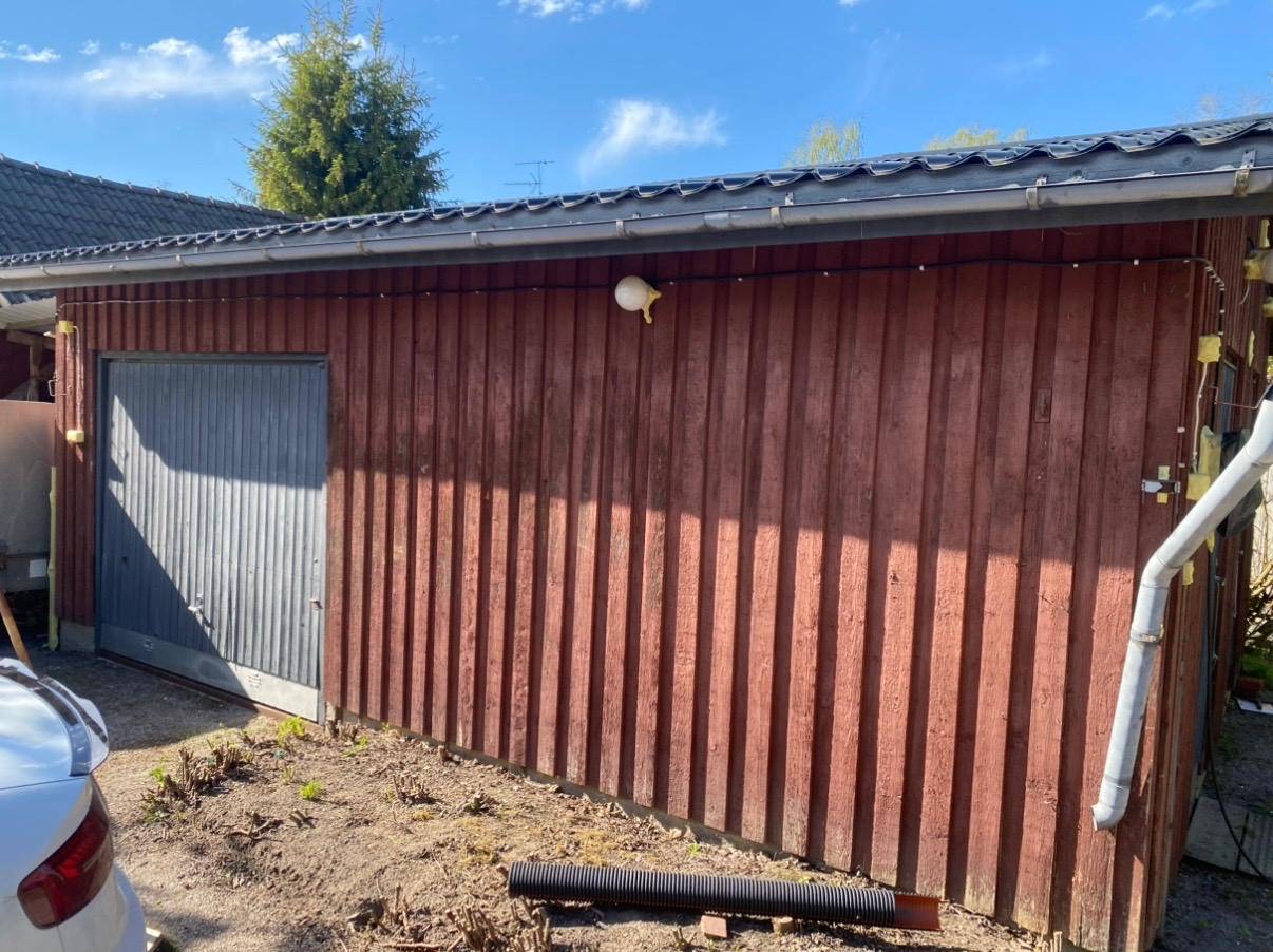 Varaston edusta ennen maalausta, pinta käyty epäpuhtauksilta läpi